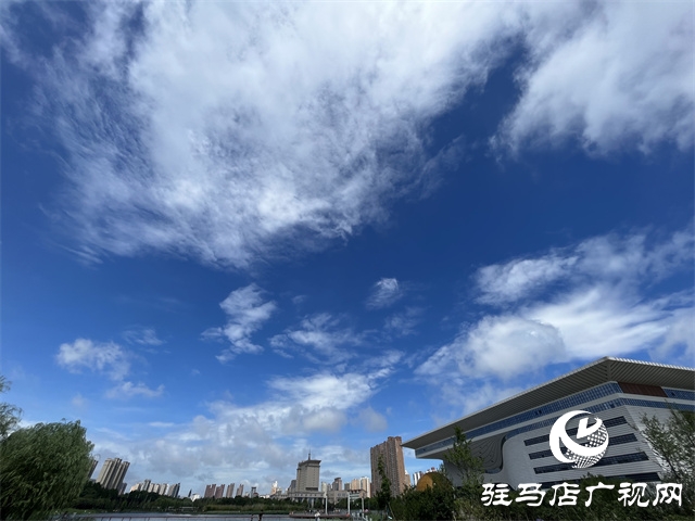 驻马店：天空蓝刷屏 晴热天气回归