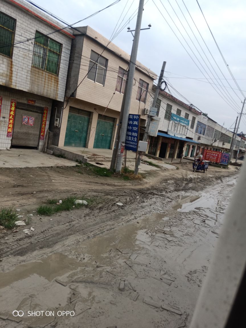 泌阳县赊湾乡涧岭店村坑坑洼洼泥水道路何时修?