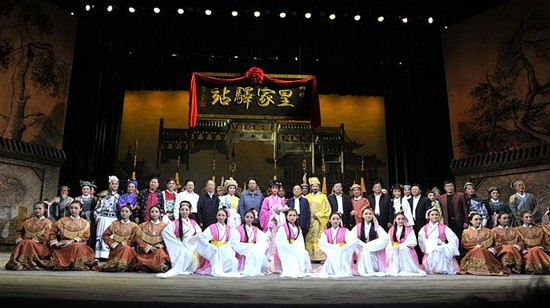 第八届黄河戏剧节在樊粹庭故里驻马店拉开帷幕 首演剧目《皇家驿站》