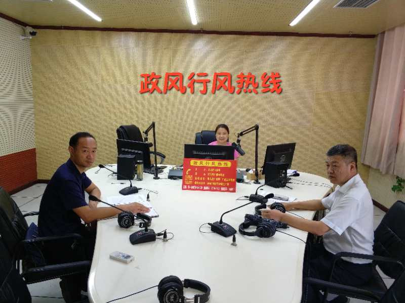驻马店市交通运输综合行政执法支队走进驻马店广播电视台《政风行风热线》直播室