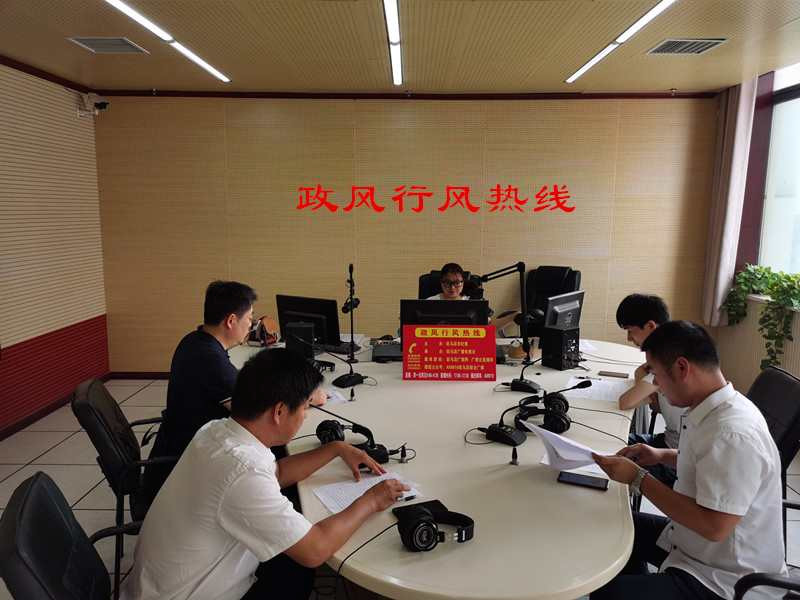 驻马店市金融工作局走进驻马店广播电视台《政风行风热线》直播室