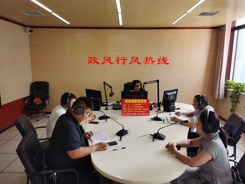 驻马店市扶贫开发办公室走进驻马店广播电视台《政风行风热线》