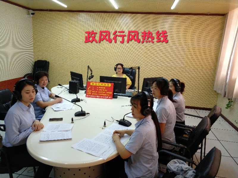 工行驻马店分行走进驻马店广播电视台《政风行风热线》直播室