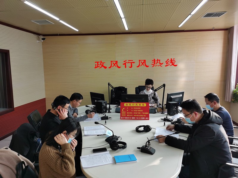 驻马店市人力资源和社会保障局走进驻马店广播电视台《政风行风热线》直播室