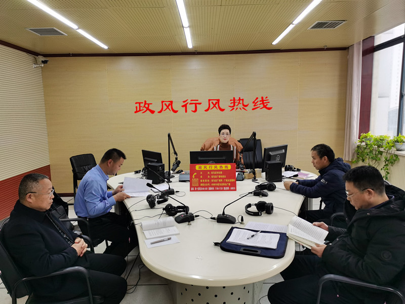 驻马店市退役军人事务局走进驻马店广播电视台《政风行风热线》直播室
