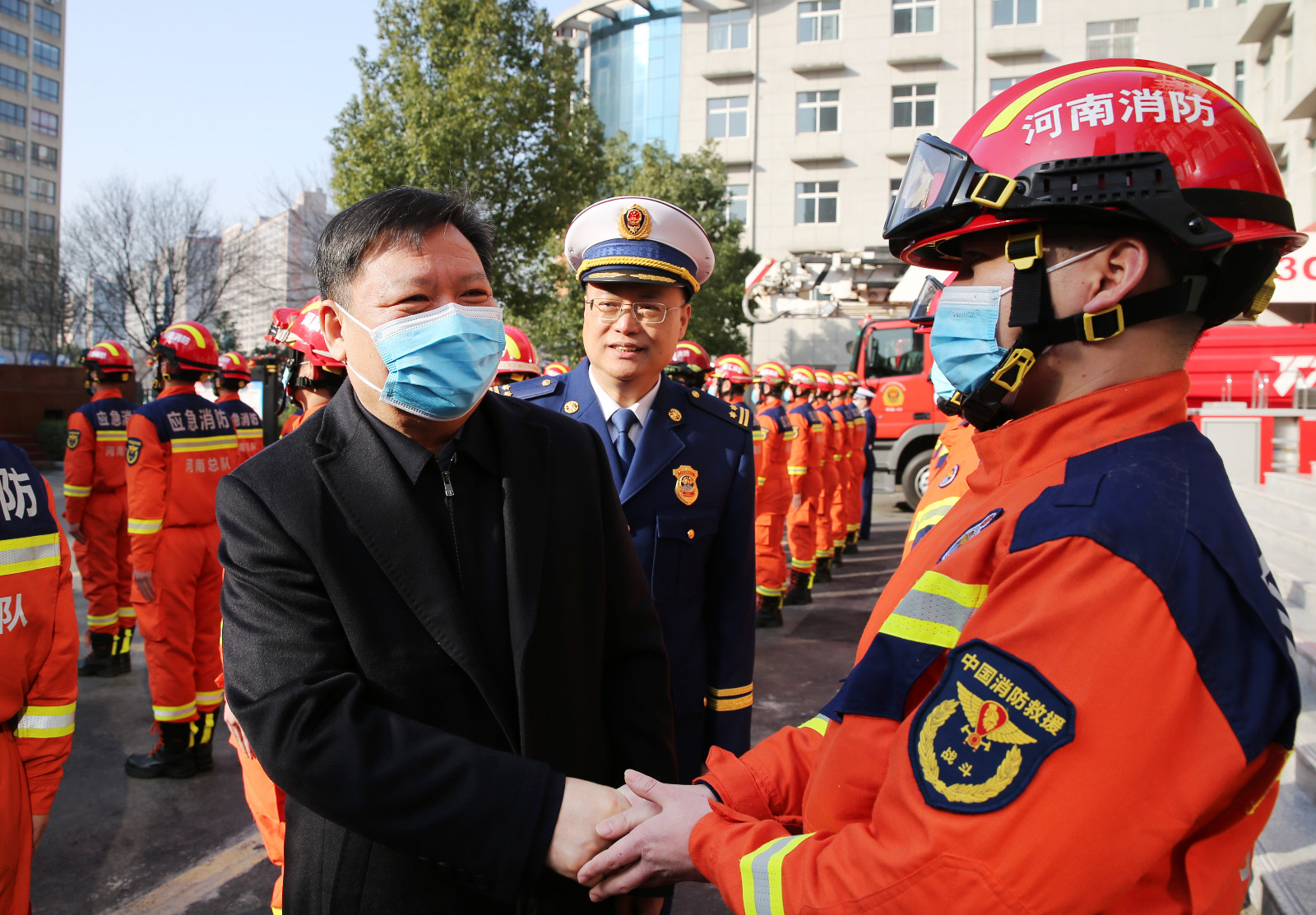 鲍常勇春节期间深入基层走访慰问值班人员