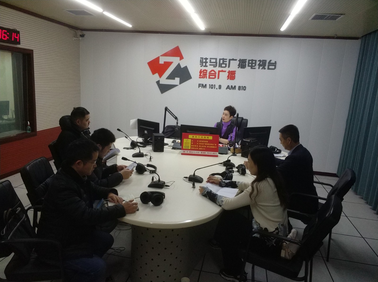 驻马店银保监分局走进驻马店广播电视台《政风行风热线》直播间