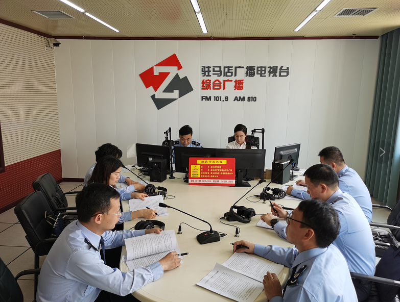 驻马店市税务局走进驻马店广播电视台《政风行风热线》直播间
