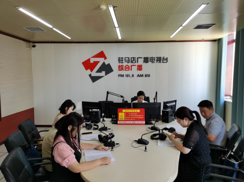 市金融工作局走进驻马店广播电视台《政风行风热线》直播间