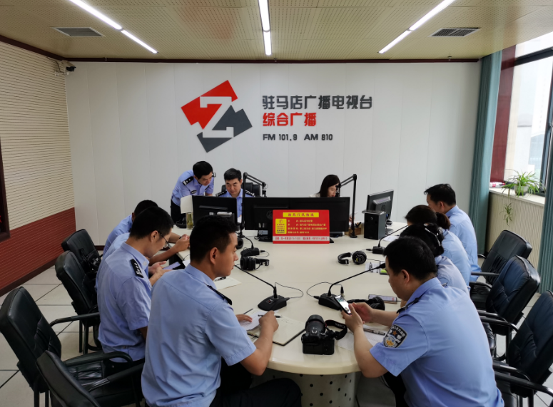驻马店市公安局交警支队走进驻马店广播电视台《政风行风热线》直播间