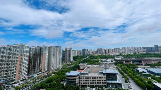 驻马店：天空蓝刷屏 晴热天气回归