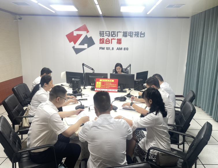 驻马店市邮政分公司走进驻马店广播电视台《政风行风热线》直播间