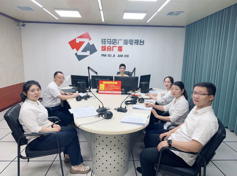 驻马店农商银行走进驻马店广播电视台《政风行风热线》直播间