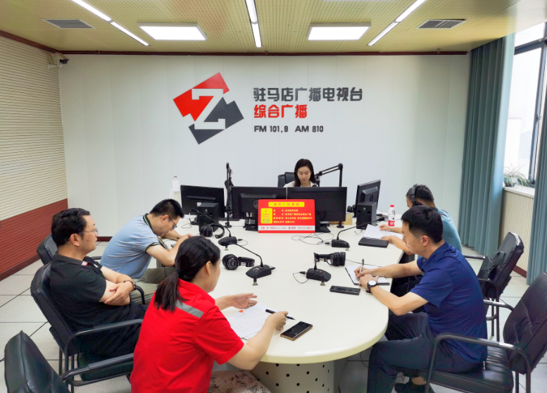 驻马店市城市管理局走进驻马店广播电视台《政风行风热线》直播间