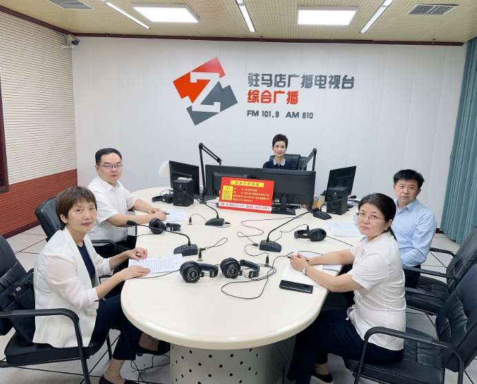 驻马店市中心医院走进驻马店广播电视台《政风行风热线》直播间
