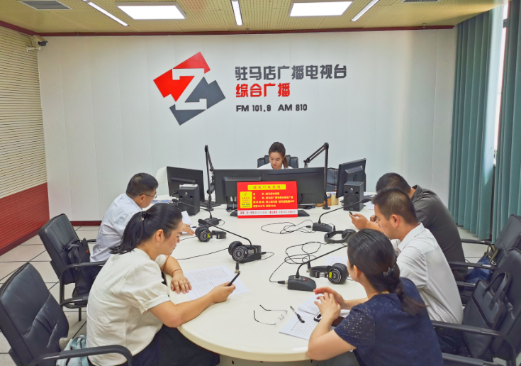 驻马店市粮食和物资储备局走进驻马店广播电视台《政风行风热线》直播间