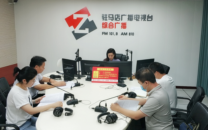 驻马店市民政局走进驻马店广播电视台《政风行风热线》直播间