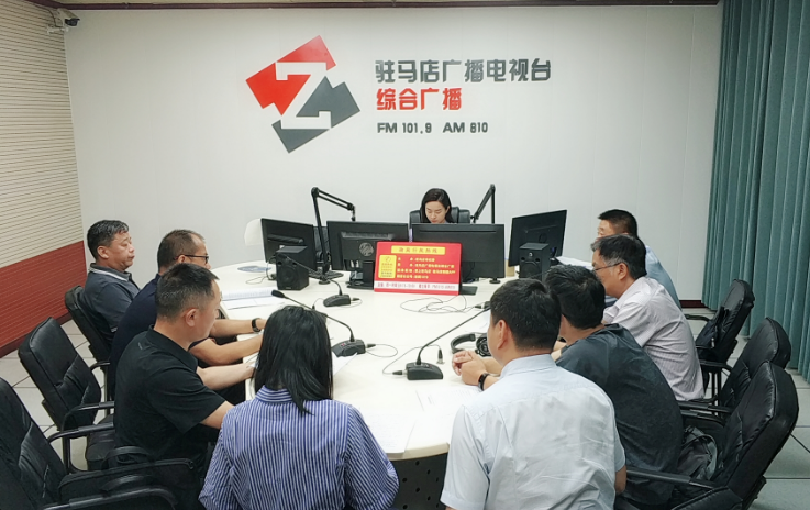 驻马店市人力资源和社会保障局走进驻马店广播电视台《政风行风热线》直播间