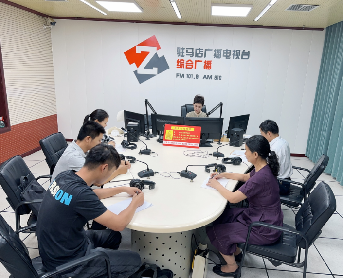 驻马店市残疾人联合会走进驻马店广播电视台《政风行风热线》直播间