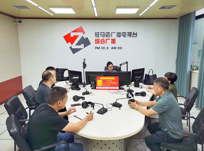 驻马店市公路事业发展中心走进驻马店广播电视台《政风行风热线》直播间