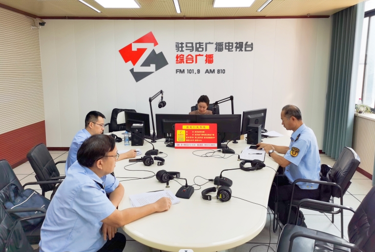 驻马店市交通运输综合行政执法支队走进驻马店广播电视台《政风行风热线》直播