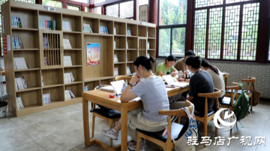 驻马店：城市书屋成了市民学习好去处