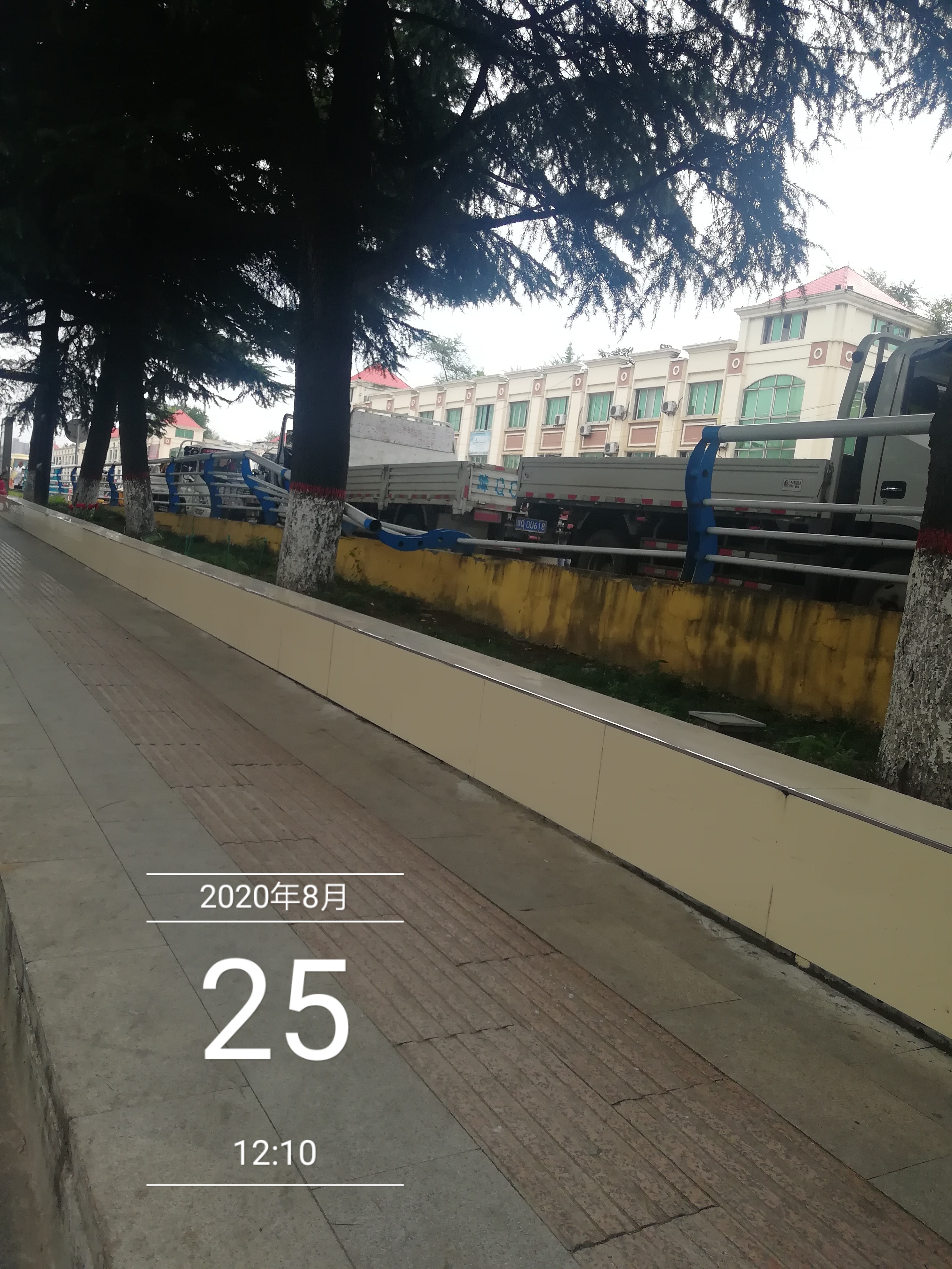 雪松大道地下道上坡东段市政护栏需要维修