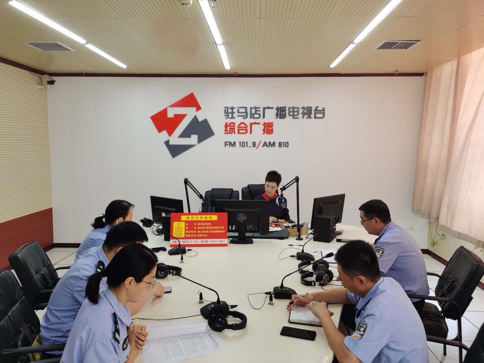 驻马店市交通管理服务支队 走进驻马店广播电视台《政风行风热线》直播室