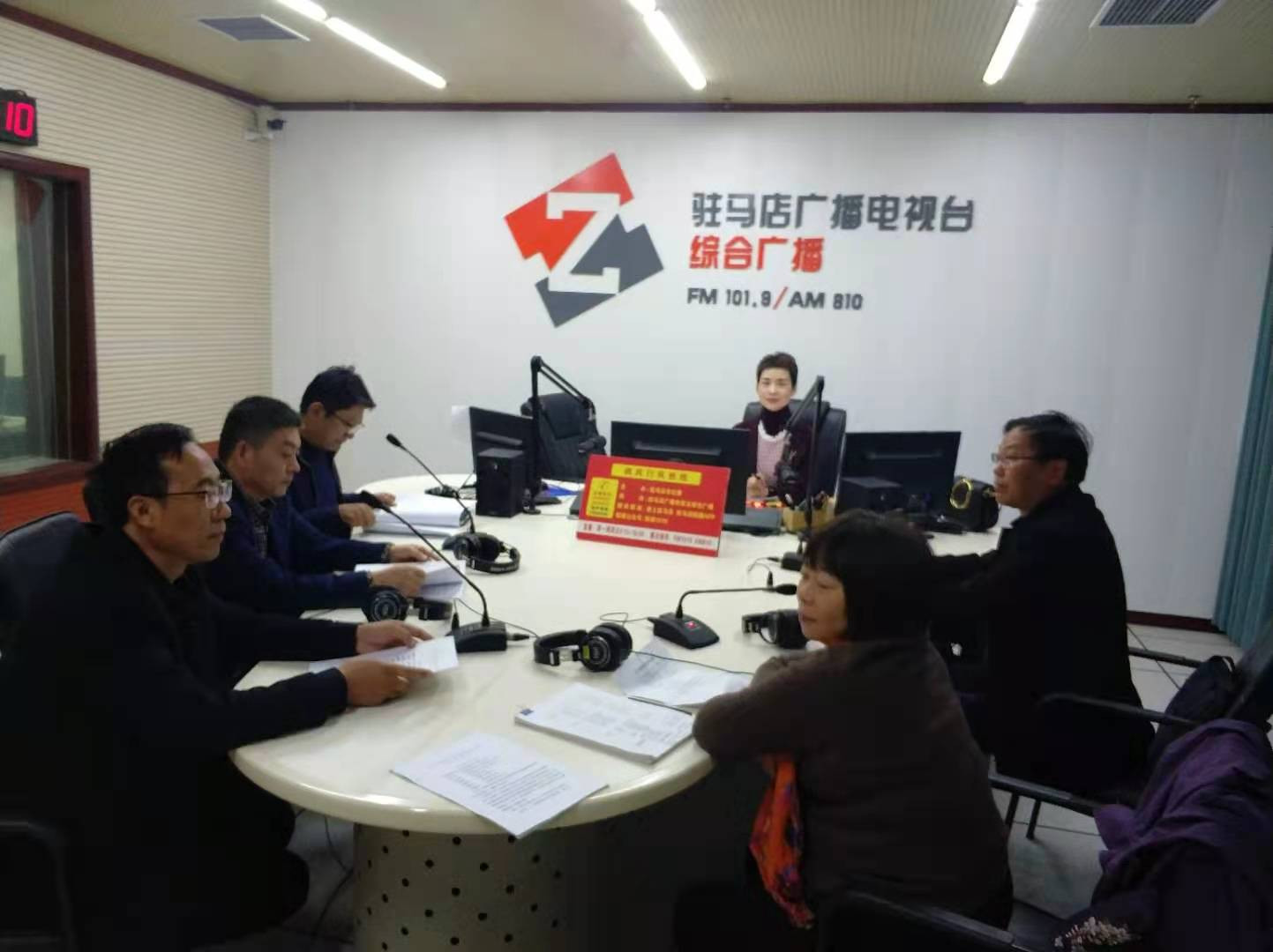 驻马店市园林绿化中心走进驻马店广播电视台《政风行风热线》直播室