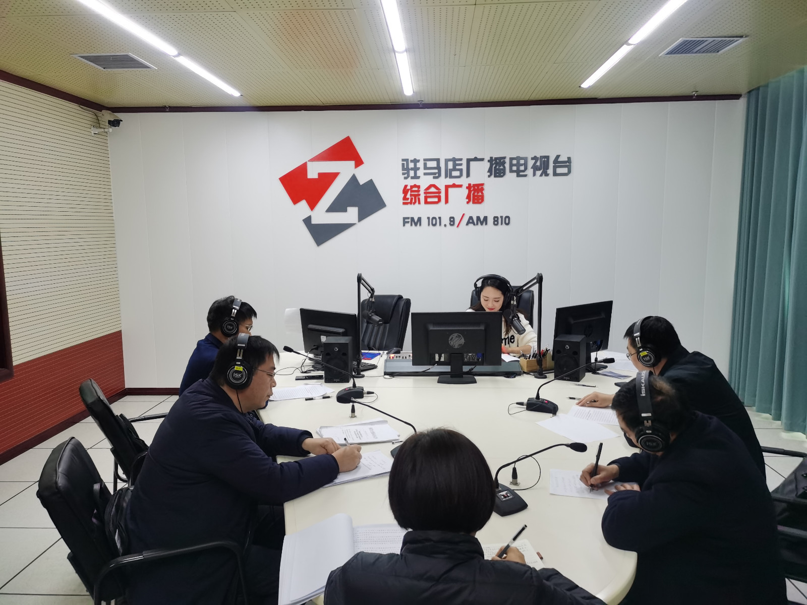 驻马店市不动产登记服务中心走进驻马店广播电视台《政风行风热线》直播室