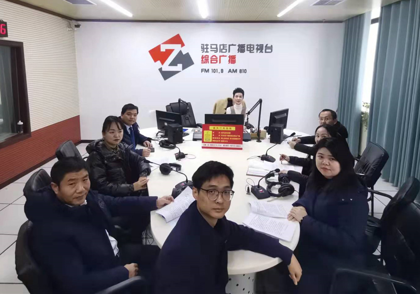 驻马店农商银行走进驻马店广播电视台《政风行风热线》直播室