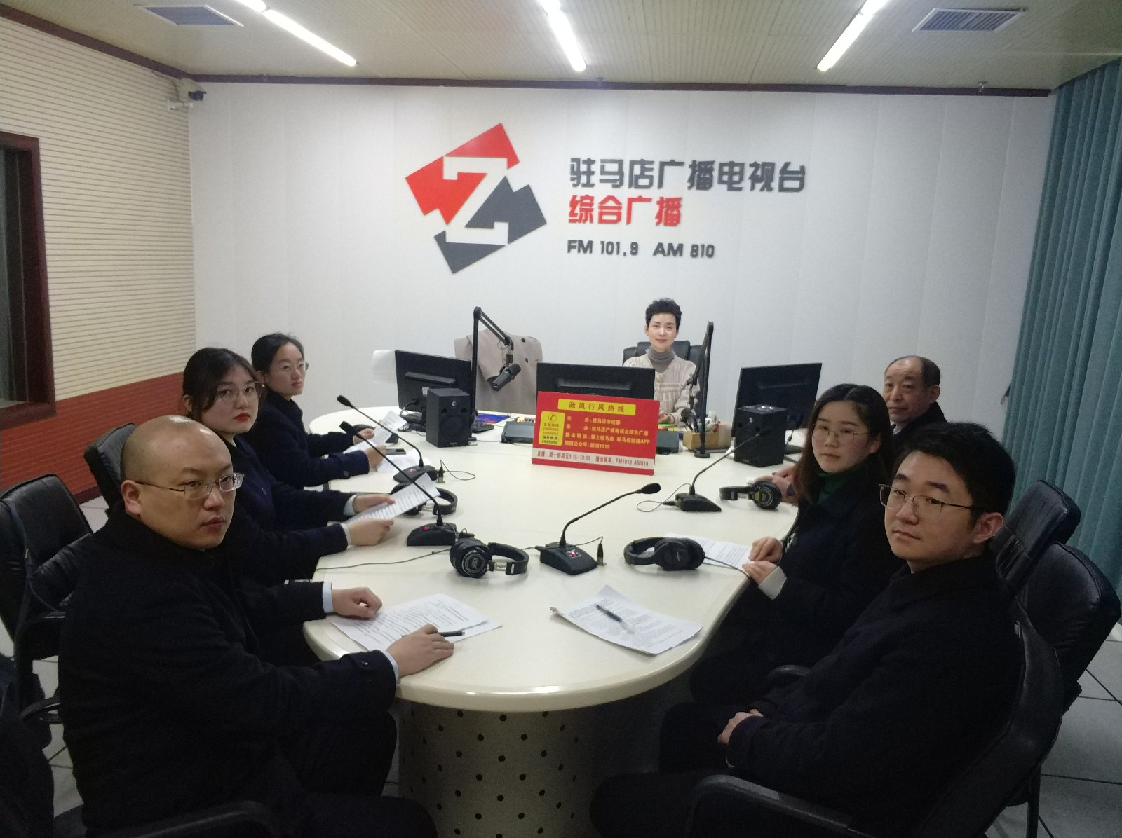 建设银行驻马店分行 走进驻马店广播电视台《政风行风热线》直播室