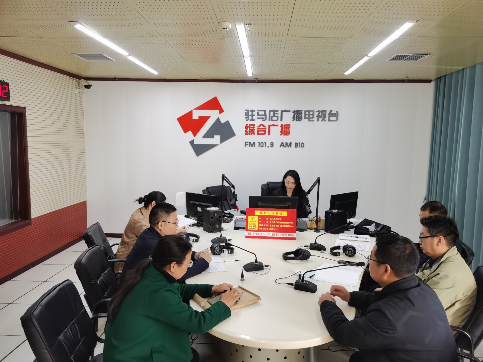 驻马店市水利局走进驻马店广播电视台《政风行风热线》直播室