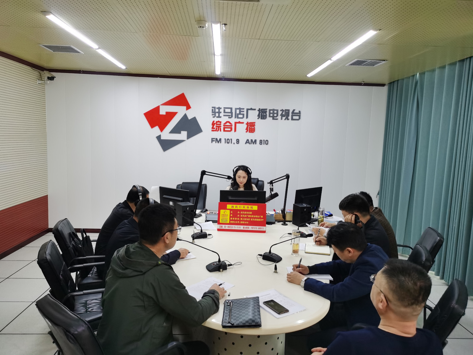 驻马店市城市管理局走进驻马店广播电视台《政风行风热线》直播室