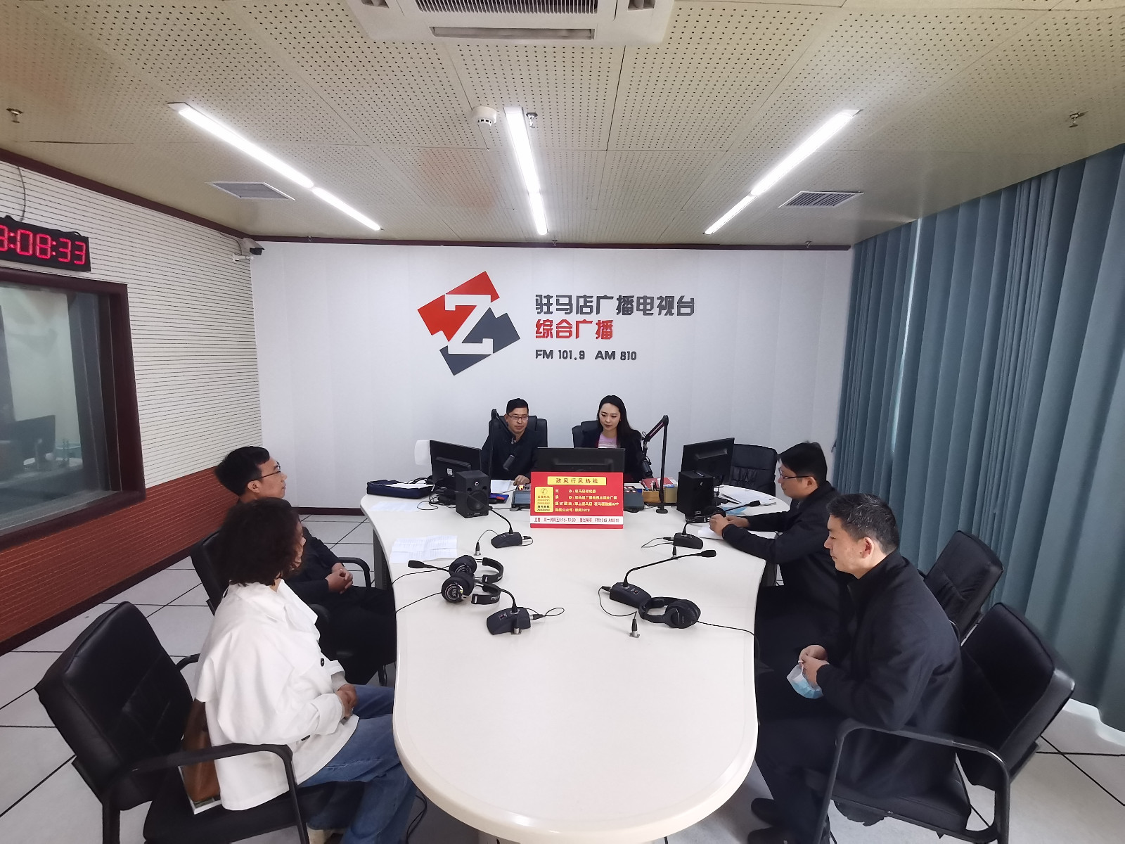 驻马店市园林绿化中心走进驻马店广播电视台《政风行风热线》直播室