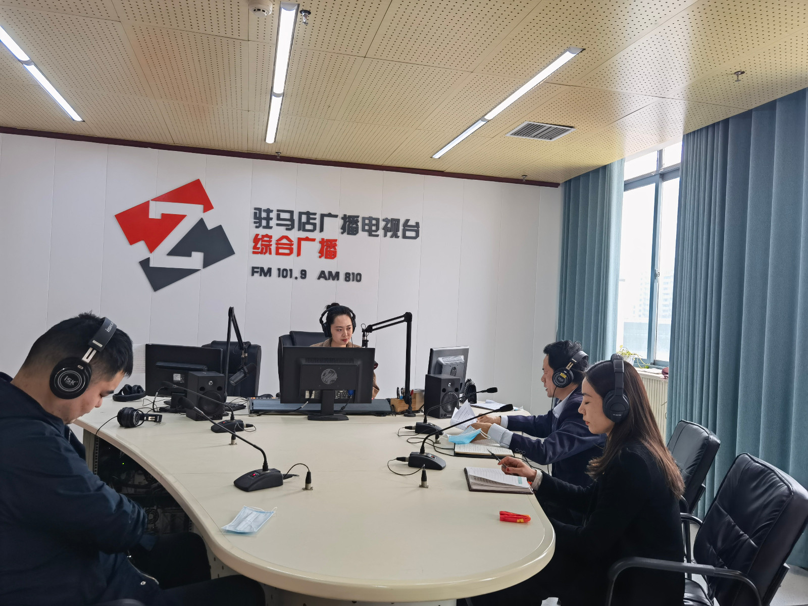 驻马店银保监分局 走进驻马店广播电视台《政风行风热线》直播室