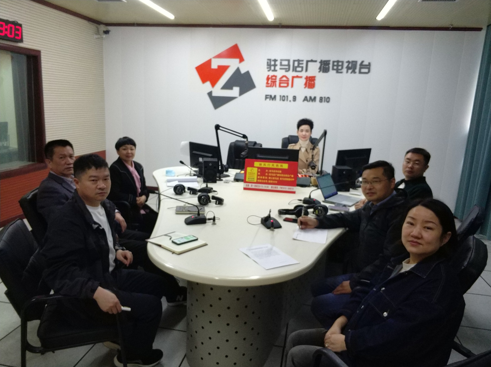 驻马店市卫生健康体育委员会走进驻马店广播电视台《政风行风热线》直播室