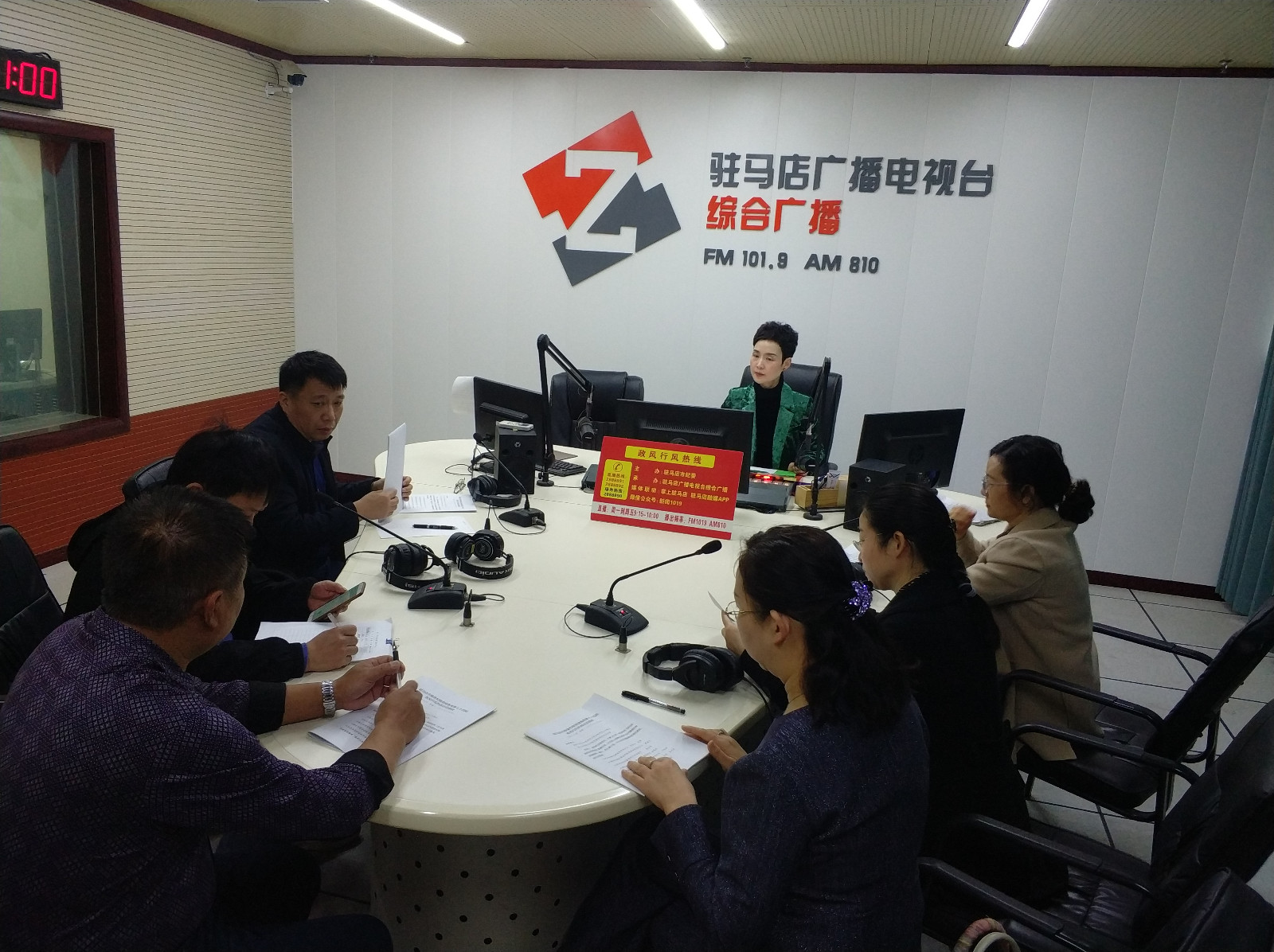 驻马店市粮食和物资储备局走进驻马店广播电视台《政风行风热线》直播室